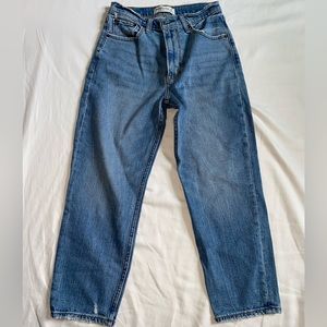 ABERCROMBIE & FITCH High Rise Mom Jeans. Medium wash. (25Short) (0Short)